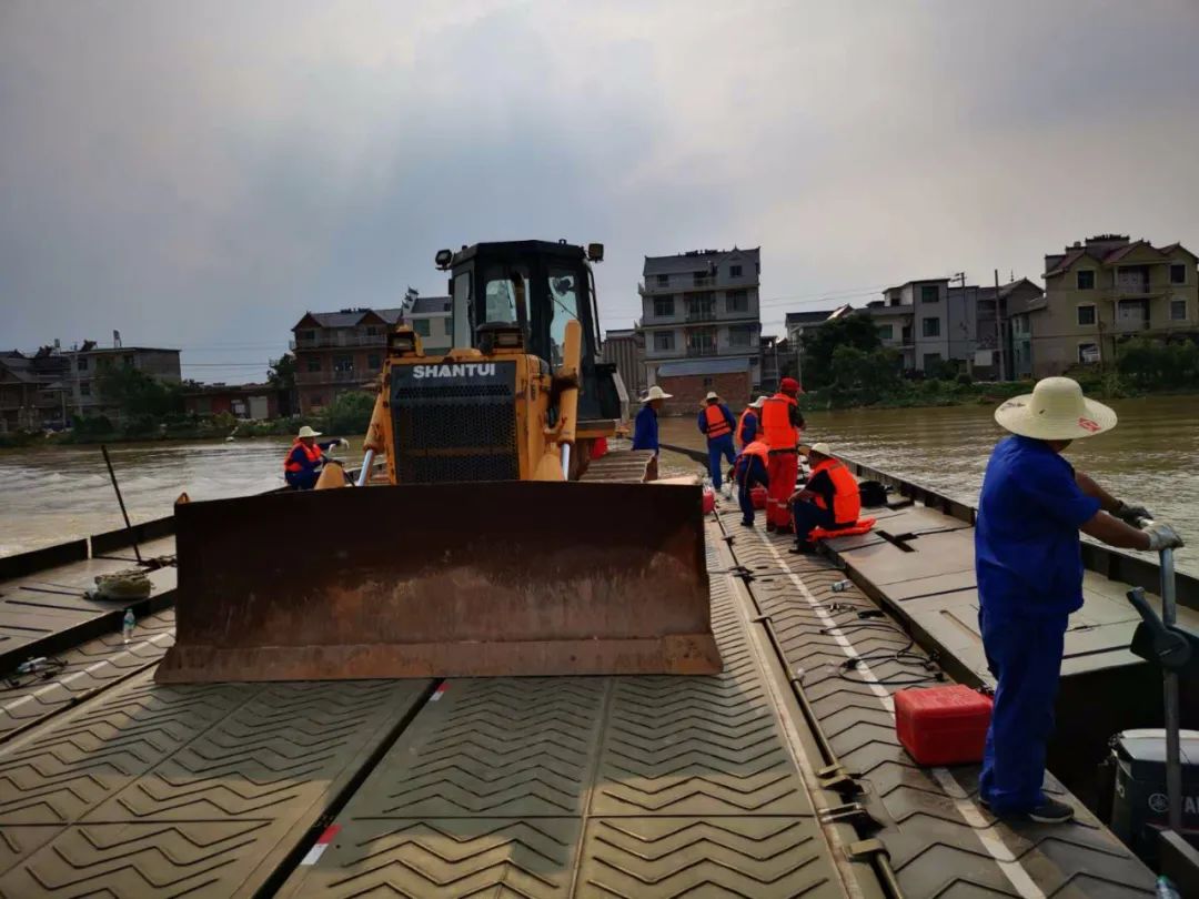 中船应急动力舟桥在现场运输大型工程装备进行抗洪抢险