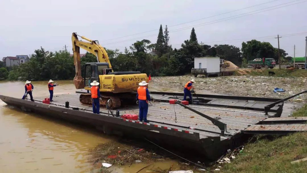 中船应急动力舟桥在现场运输大型工程装备进行抗洪抢险