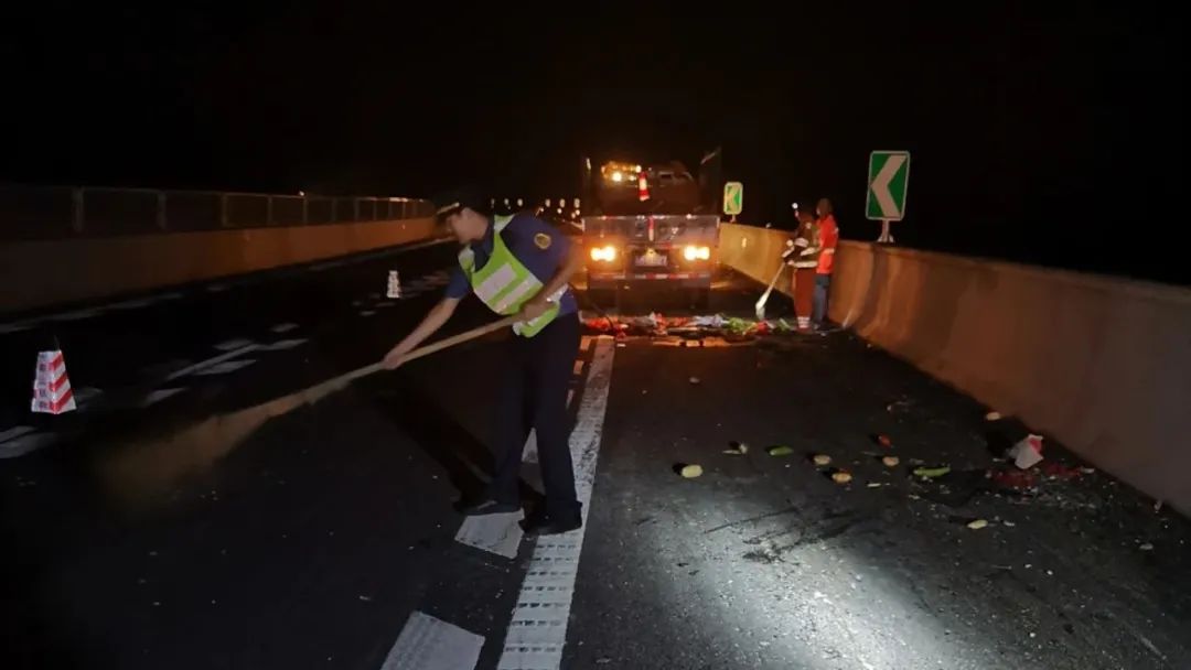 菜农深夜高速翻车，蔬菜撒落一地，路政人员这样做……